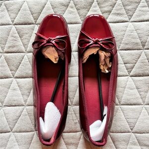Elegant Maroon Flats with Bow Accent